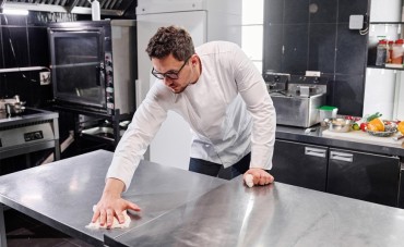 ¿Cuál es la forma correcta de desinfectar una mesa que se ha utilizado para preparar alimentos?